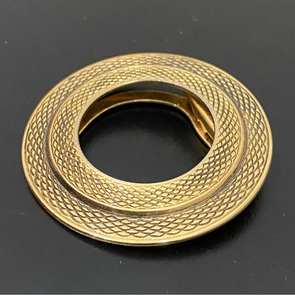 Vintage LIEBA USA Gold-tone Textured Round Wreath Scarf Clip 10g. - Picture 6 of 11